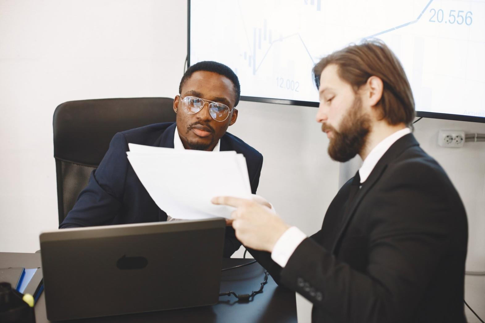 Profesionales trabajando en análisis financiero colaborativo